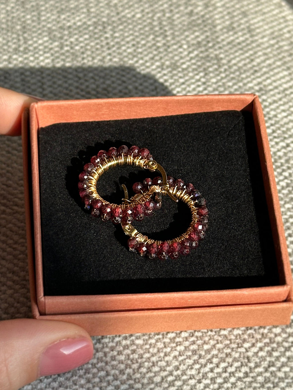 Kolczyki Hoop Princess MARGARET z granatu • średnie