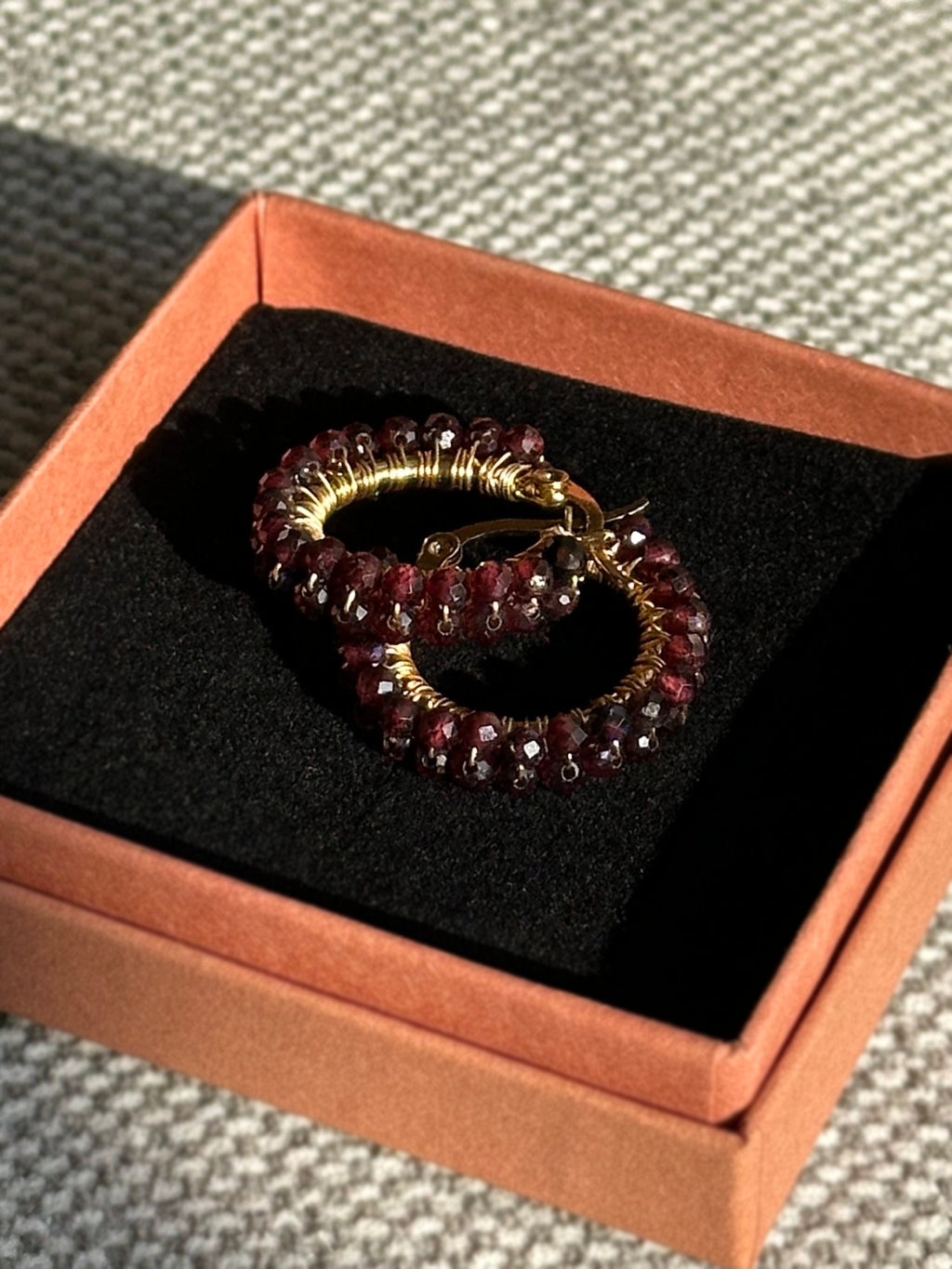 Kolczyki Hoop Princess MARGARET z granatu • średnie