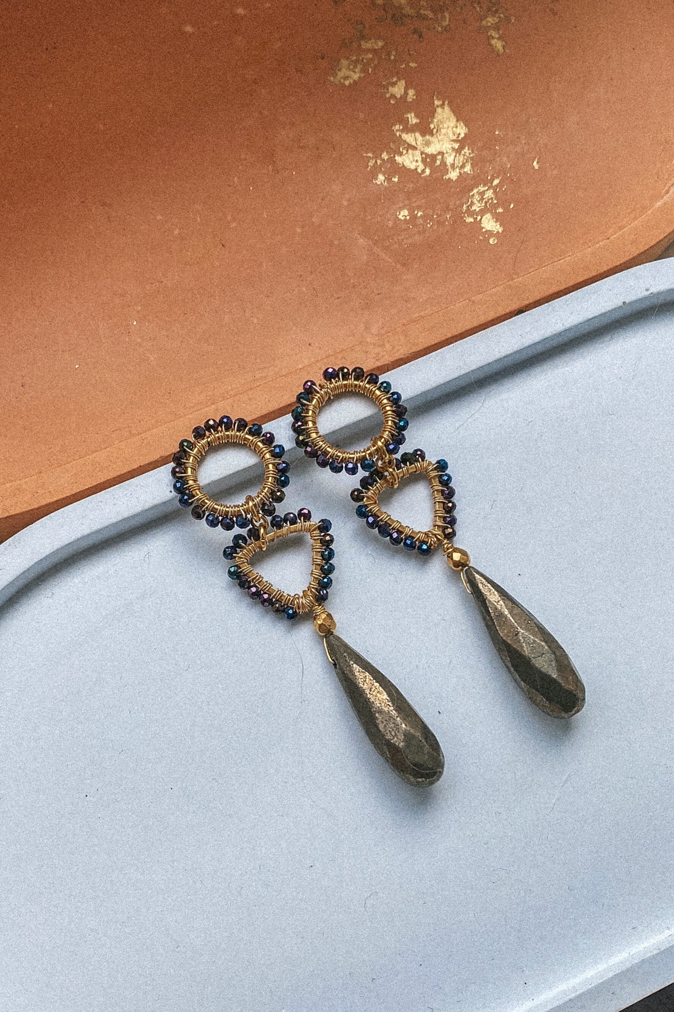 długie plecione kolczyki ze spinelu i pirytu