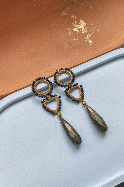 długie plecione kolczyki ze spinelu i pirytu
